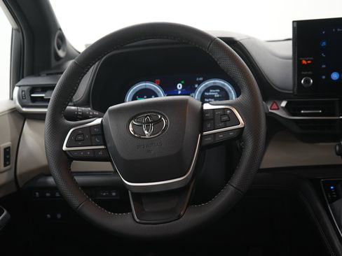 Used 2026 Toyota Sienna Platinum AWD/4WD image 18