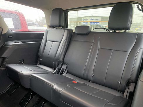 Used 2023 Ford Expedition XLT image 9