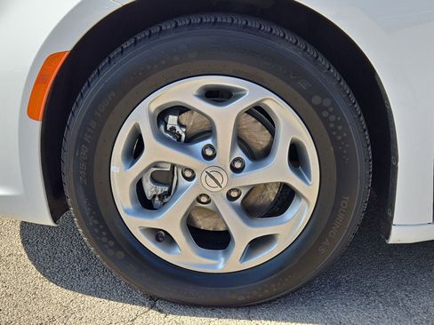 Used 2023 Chrysler Pacifica Limited FWD image 11