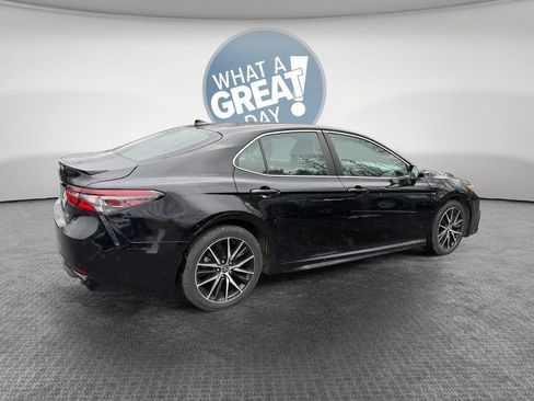 Used 2023 Toyota Camry SE image 3