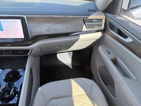 Used 2024 Volkswagen Atlas SE w/ Panoramic Sunroof Package FWD image 18
