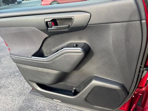 Used 2022 Toyota Highlander LE image 18