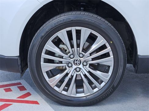 Used 2023 Toyota Venza Limited image 10