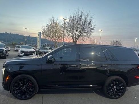 Used 2025 Cadillac Escalade Sport Platinum w/ LPO, ONYX Package image 5