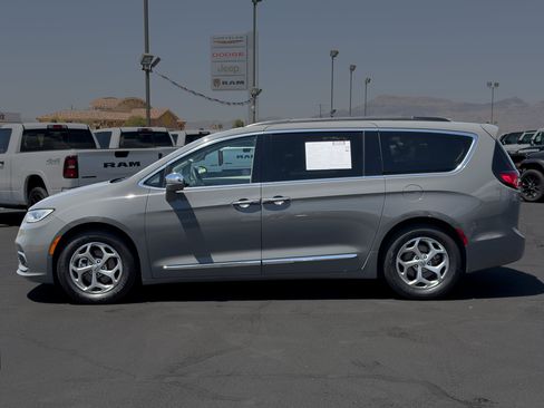 Used 2022 Chrysler Pacifica Limited FWD image 2