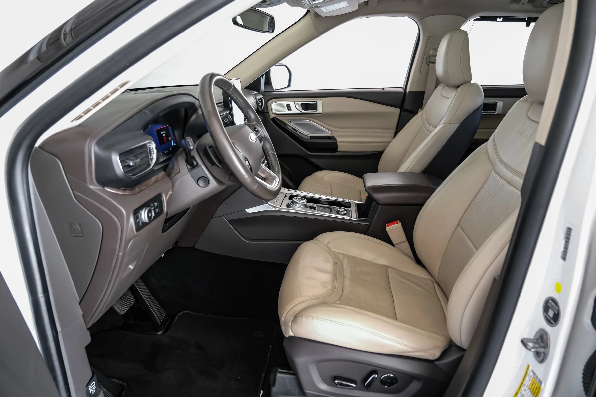 Used 2020 Ford Explorer Platinum w/ Premium Technology Package AWD/4WD image 4