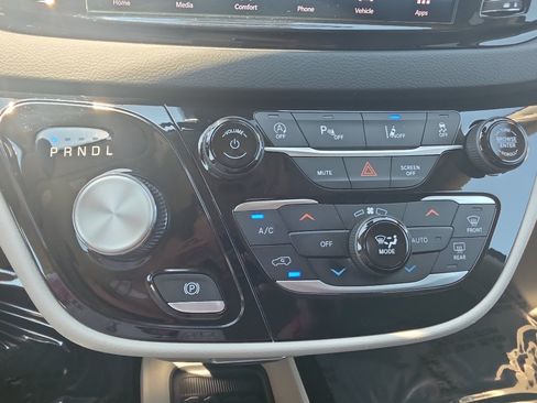 Used 2023 Chrysler Pacifica Touring-L FWD image 25