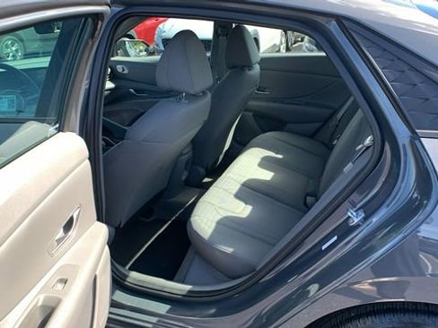 Used 2025 Hyundai Elantra SE FWD image 18