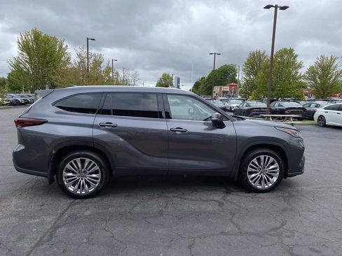 Used 2024 Toyota Highlander Platinum AWD/4WD image 9