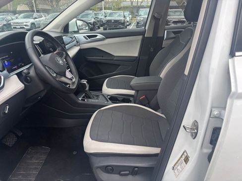Used 2025 Volkswagen Taos SE image 25