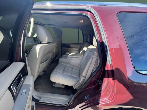 Used 2010 Lincoln Navigator image 29