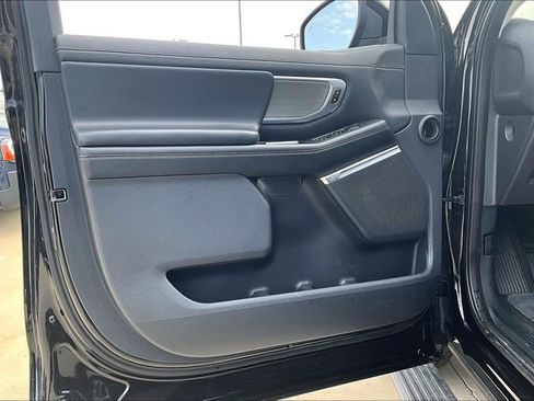 Used 2025 Ford Expedition Platinum image 21