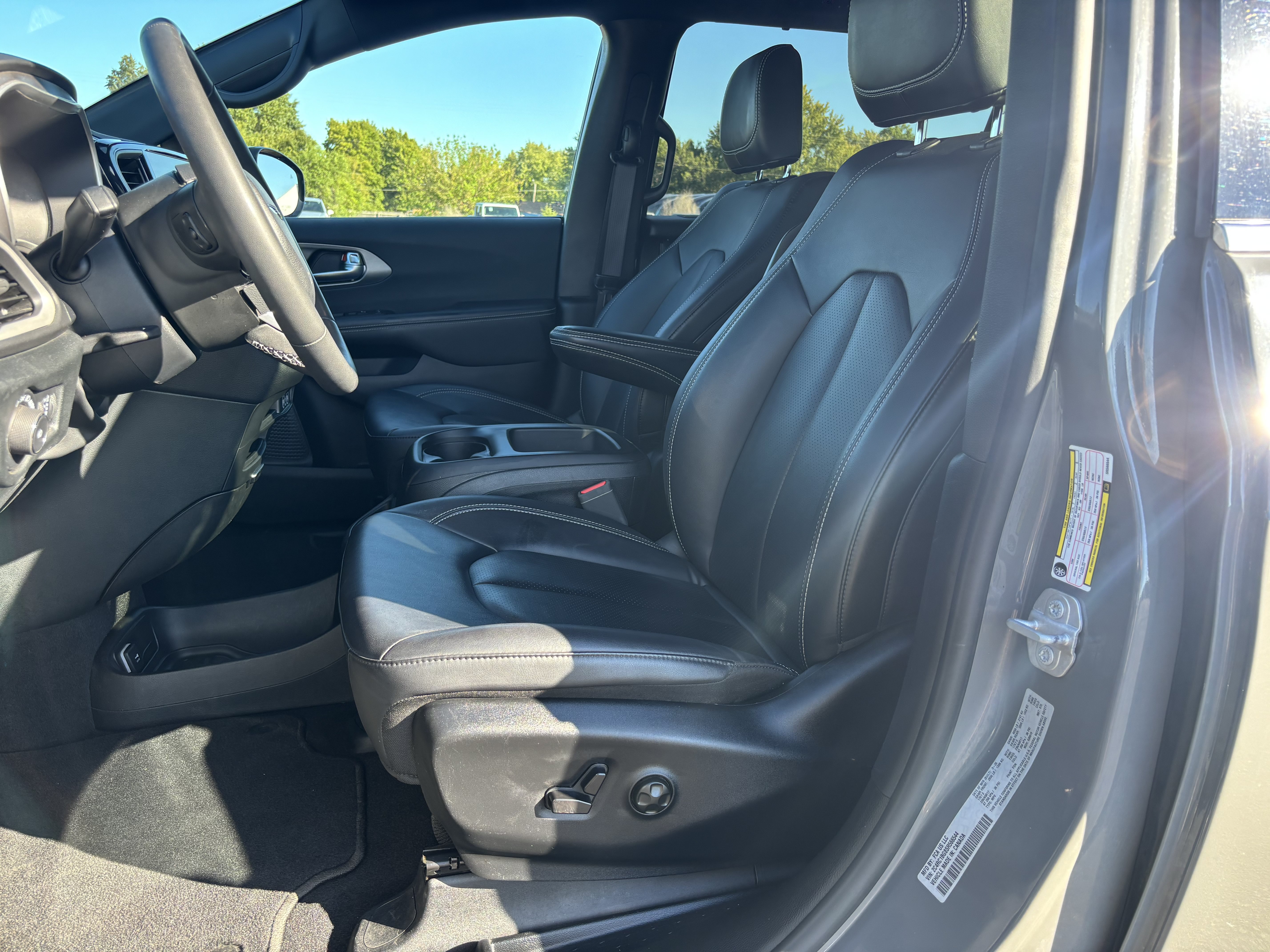 Used 2025 Chrysler Pacifica Select FWD image 9