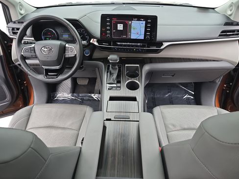 Used 2021 Toyota Sienna Limited image 9