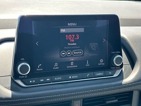 Used 2025 Nissan Rogue S image 19