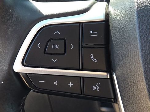 Used 2023 Toyota Highlander XLE FWD image 29