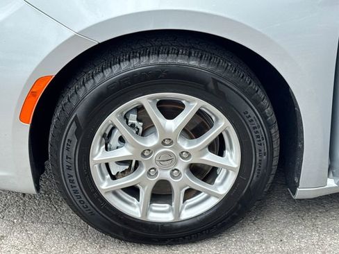 Used 2023 Chrysler Pacifica Touring-L FWD image 24