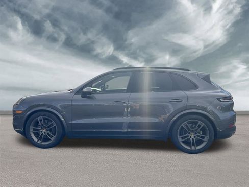 Used 2024 Porsche Cayenne AWD/4WD image 2