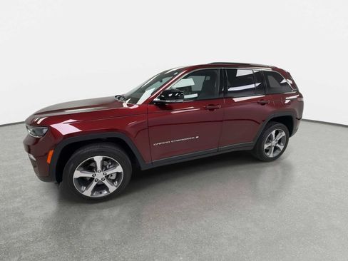 Used 2024 Jeep Grand Cherokee Limited w/ Luxury Tech Group II AWD/4WD image 5