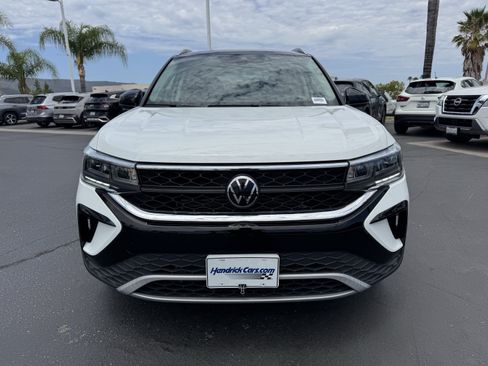 Used 2023 Volkswagen Taos SE w/ Panoramic Sunroof Package FWD image 3