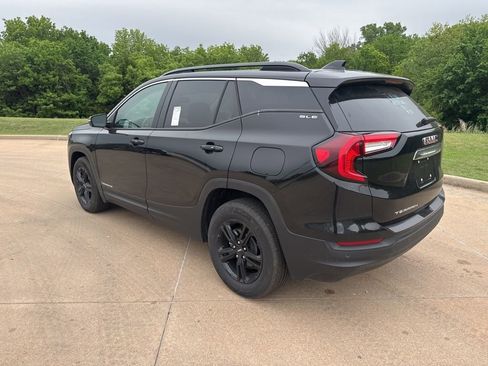 Used 2024 GMC Terrain SLE w/ Driver Convenience Package FWD image 3