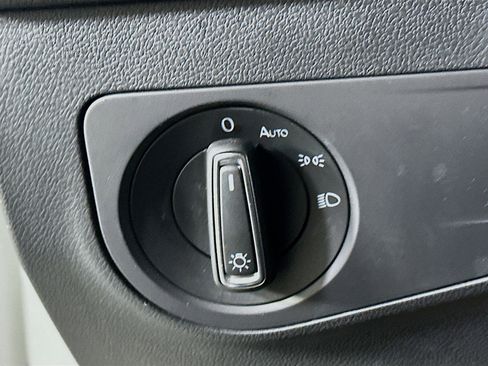 Used 2024 Volkswagen Tiguan SE image 16