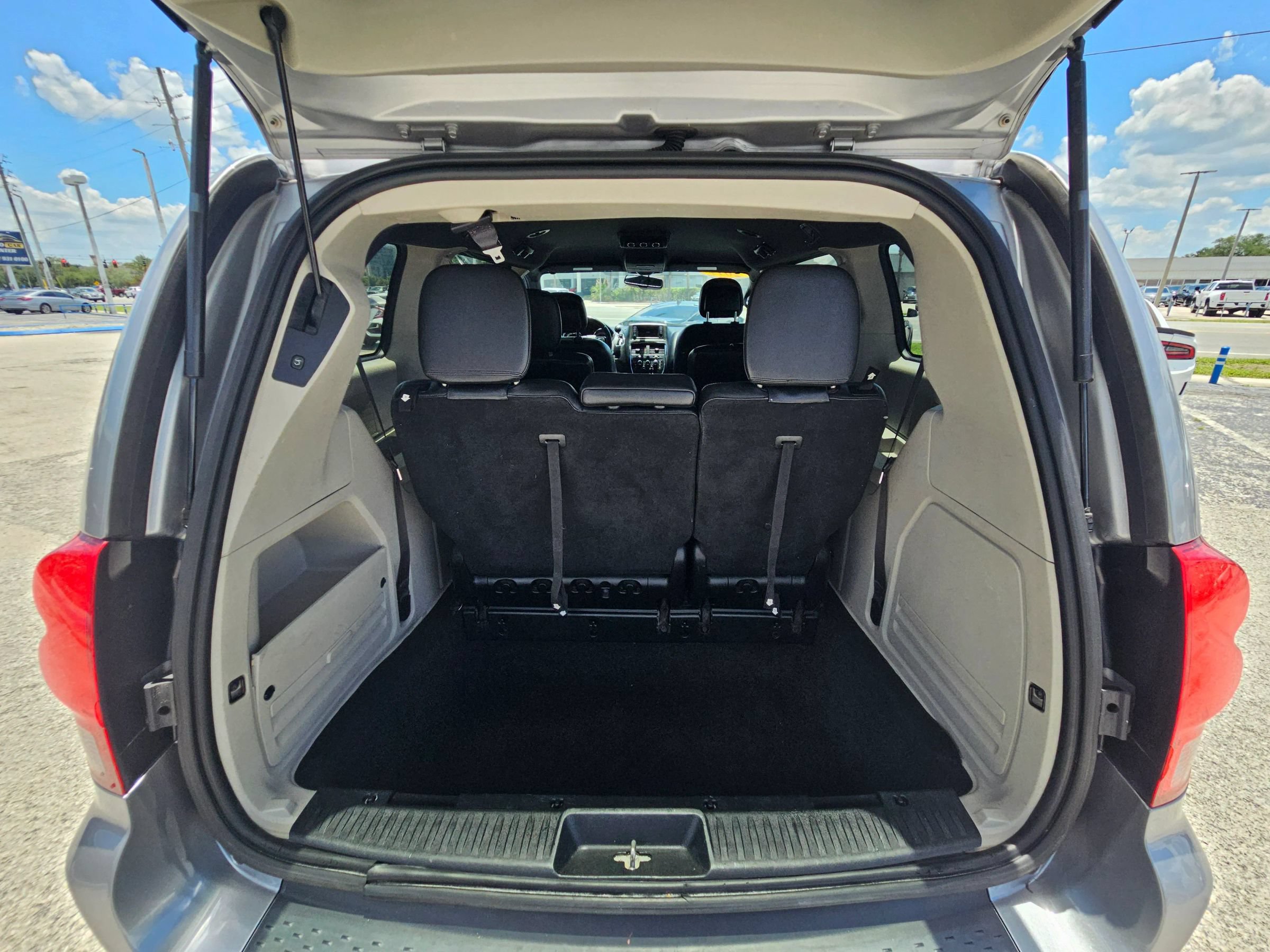 Used 2017 Dodge Grand Caravan SXT FWD image 13