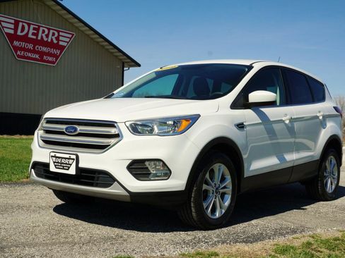 Used 2019 Ford Escape SE image 2