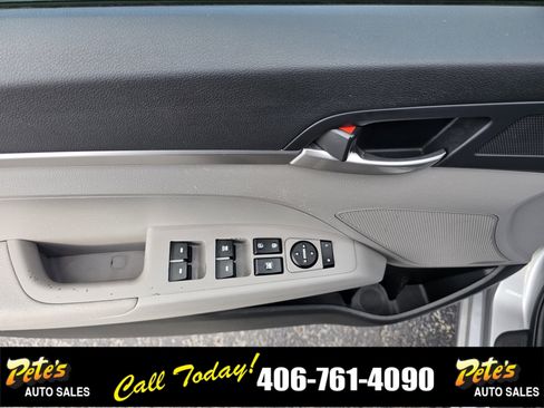 Used 2020 Hyundai Elantra SE image 17