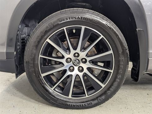Used 2017 Toyota Highlander SE image 9