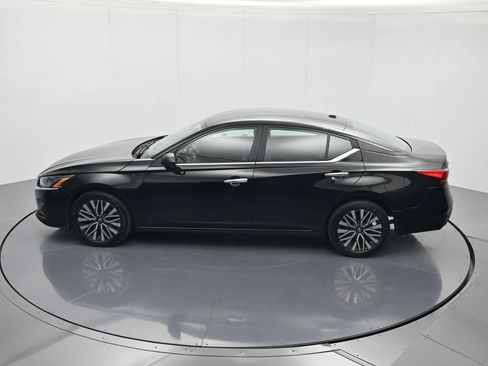Used 2025 Nissan Altima 2.5 SV FWD image 35