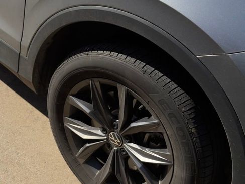 Used 2023 Volkswagen Tiguan SE w/ Panoramic Sunroof Package image 2