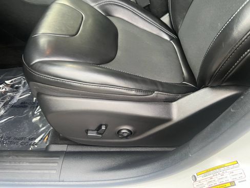 Used 2019 Jeep Cherokee Latitude Plus AWD/4WD image 18
