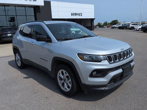 Used 2025 Jeep Compass Latitude AWD/4WD image 1