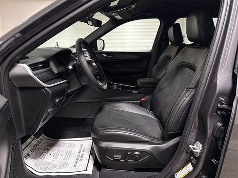 New 2025 Jeep Grand Cherokee L Laredo image 16