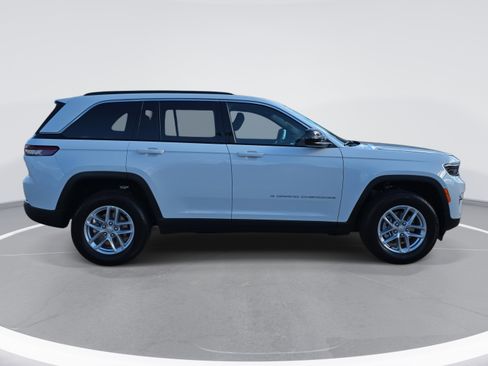 New 2025 Jeep Grand Cherokee Laredo image 4