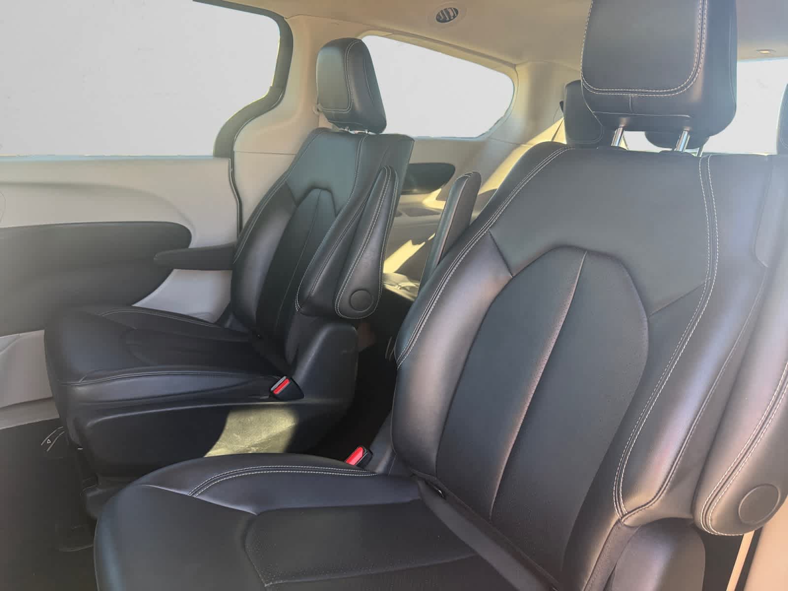 Used 2024 Chrysler Pacifica Limited FWD image 13