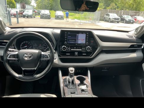 Used 2021 Toyota Highlander Limited FWD image 13