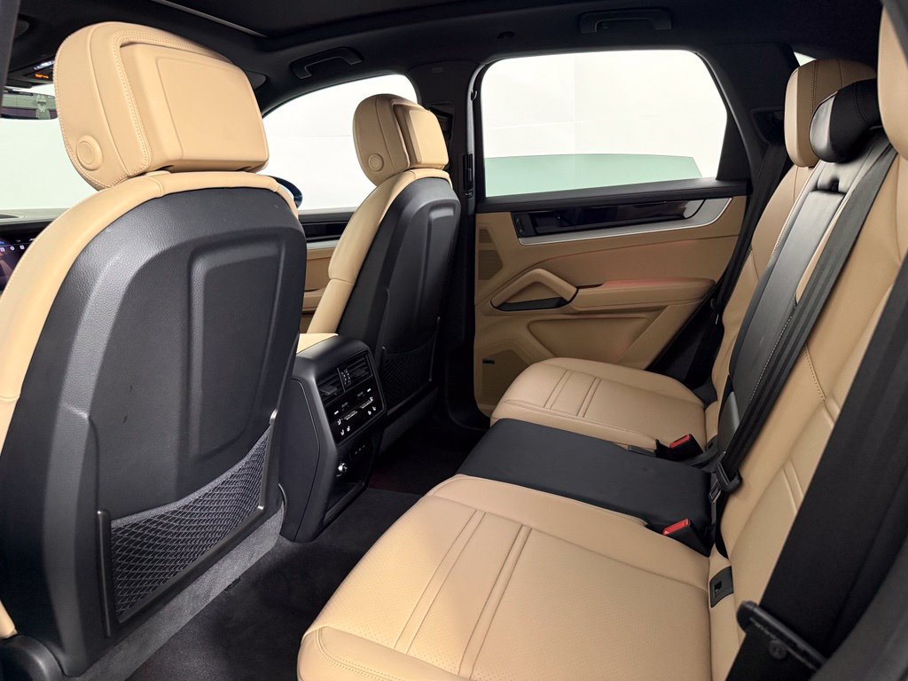 Certified 2024 Porsche Cayenne AWD/4WD image 38