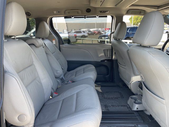Used 2017 Toyota Sienna XLE Premium FWD image 29
