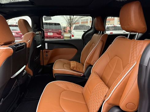New 2026 Chrysler Pacifica Pinnacle AWD/4WD image 18