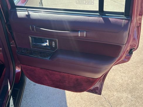 Used 1990 Lincoln Town Car image 28