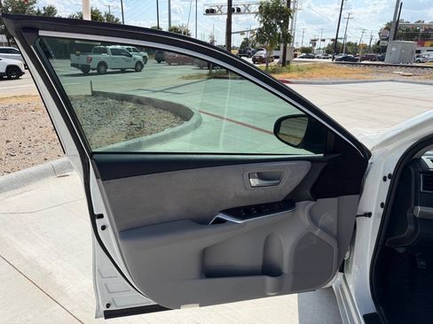 Used 2017 Toyota Camry XSE w/ Moonroof Package FWD image 10
