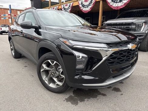 Used 2025 Chevrolet Trax LT image 3