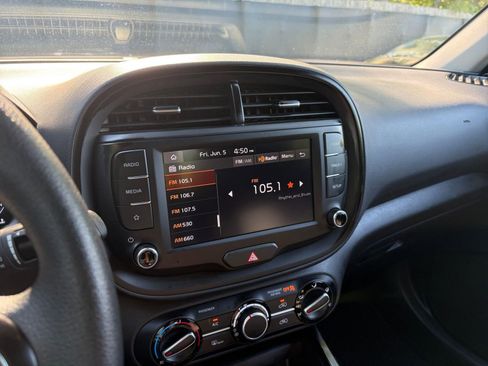 Used 2025 Kia Soul LX w/ LX Technology Package FWD image 20