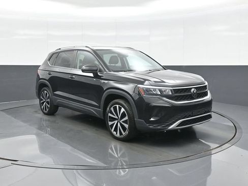 Used 2023 Volkswagen Taos SE w/ Panoramic Sunroof Package FWD image 1