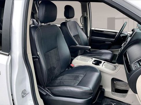 Used 2019 Dodge Grand Caravan SXT image 26