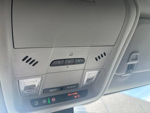 Used 2022 GMC Terrain SLT w/ Infotainment Package II FWD image 12