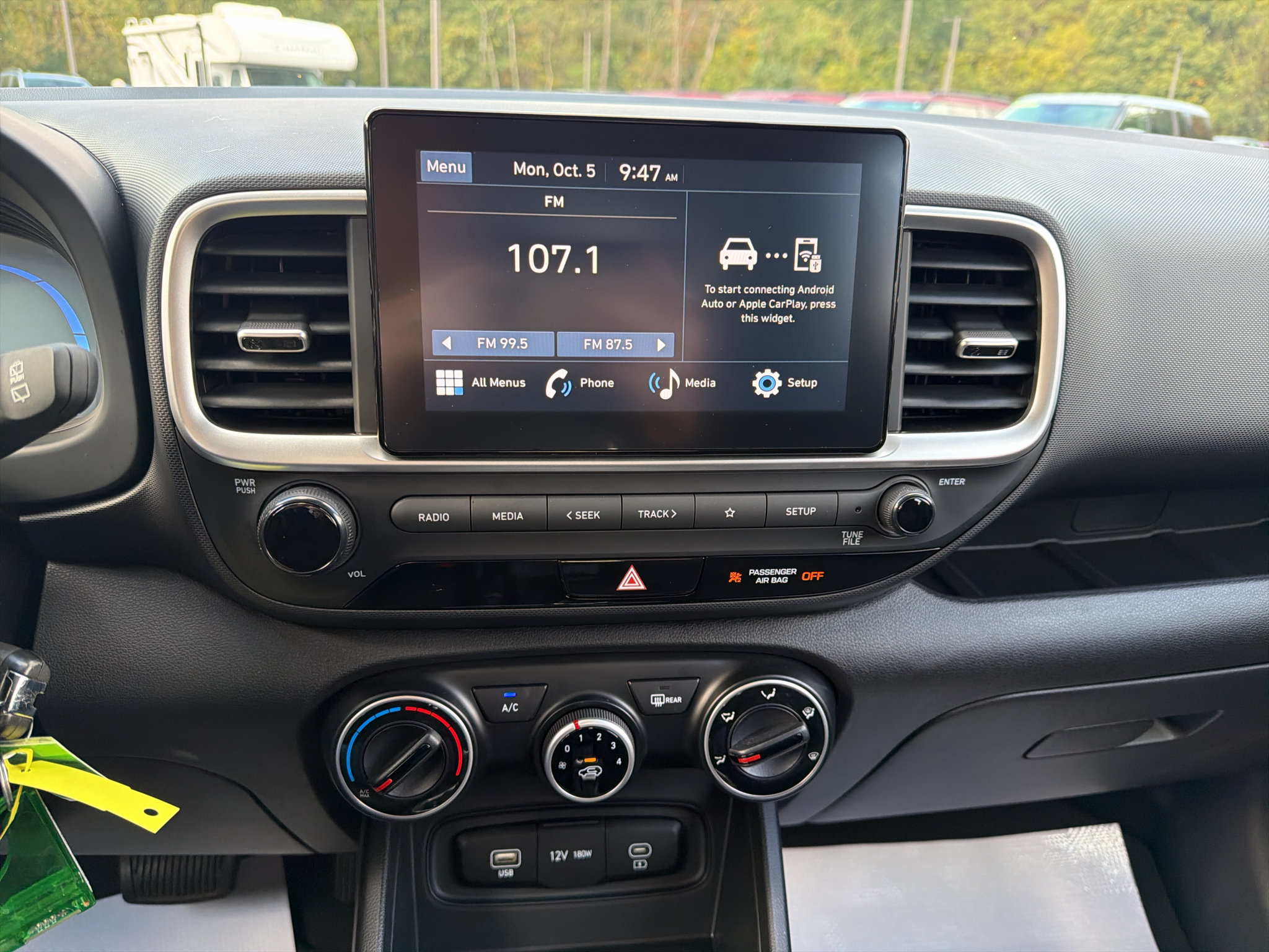 Certified 2025 Hyundai Venue SE FWD image 17