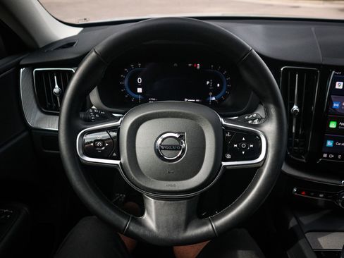 Used 2025 Volvo XC60 B5 Plus image 18